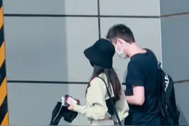 赵丽颖冯绍峰夫妇同框现身机场 一黑一白超般配图片