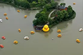 船在水中游 人在画中走图片