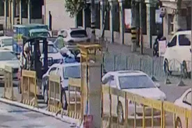 男子撞民警被抓自称外籍人士：经调查，系土生土长的中国人图片