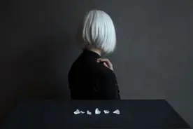 但使两心相照，无灯无月何妨图片