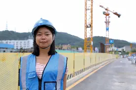 每天爬55米塔吊往返3次，深圳九零后女塔吊司机咋干上这一行？图片