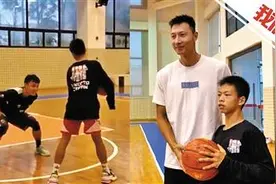 独臂篮球少年与易建联合影 与徐杰切磋球技图片