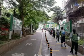 孩子背着书包上学了，校园里又充满了朝气与活力图片