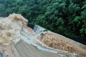 桂林：强降雨多地群众被困 消防、武警急救援图片