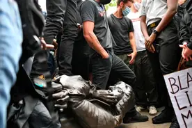 历史清算？！英国示威者将奴隶贩子雕像扔进河中，此前美国南北战争将军雕像已被扯倒图片