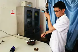 周口一名儿科医生自制内镜苦练手 只为患者减痛苦图片