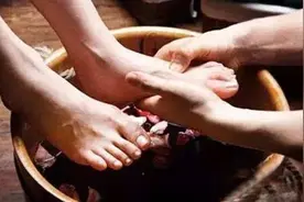 给老人洗脚5秒就结束？“购买服务”咋如此糊弄图片