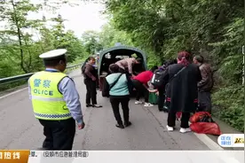 骑报废三轮车违法超载10人，驾驶人被重罚视频封面