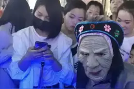郑州女子扮孟婆熬制孟婆汤，你敢喝吗？图片