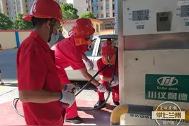 应急演练丨出租车着火 加气员如何紧急处置将事故危险降至最低图片