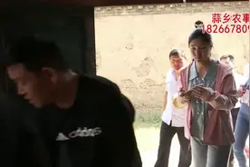 扶贫助困送物资，爱心行动暖人间视频封面