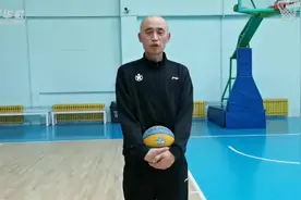 幼儿篮球训练|行进间胯下运球视频封面