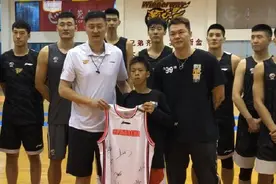 CBA邀请独臂少年张家城出席复赛仪式，为广东男篮比赛跳球图片