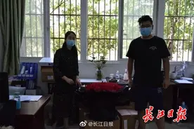 返校毕业生给老师送花表感激：与老师久别重逢，心情激动图片