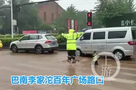 暴雨中 一双崭新的雨鞋温暖了执勤的交巡警图片
