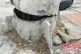 红绿灯杆根部断裂“带病”工作 交通安全信号灯成了安全隐患图片