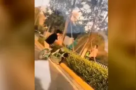 48秒丨女子用自行车撞击并掌掴女童 警方通报：系母亲打骂体罚女儿图片