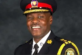 加拿大多伦多首位非裔警察局长宣布辞职，曾单膝跪地支持“反歧视”游行图片