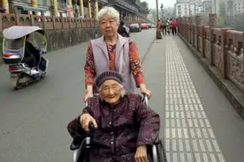 子孙孝顺 家庭和睦图片
