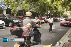 为了骑行安全，连狗狗都戴头盔了！表情包火遍全网，网友：太可爱图片