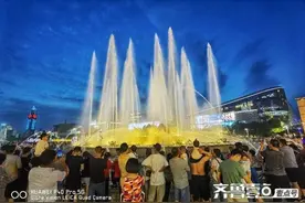 这七彩斑斓的喷泉，成了很多市民夜晚的打卡地图片
