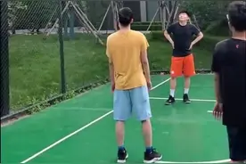 不会打球的胖子？姚明秀单手投篮 网友：打板是蒙的图片