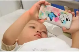 每天长时间玩手机，2岁宝宝被查出900度近视！别再糟蹋眼睛了…图片