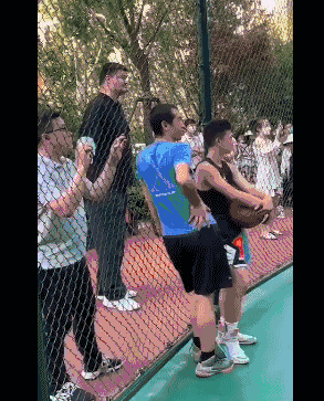 姚明野球场看闺女打球，网友调侃：又一个“不懂球的胖子”图片