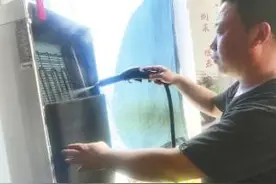 “天儿越热，清洗空调的活儿越多”图片