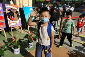 入园欢乐多，萌娃手势好喜感图片