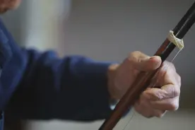 七旬老人独弦、独指拉“二胡”