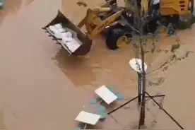 到位！因暴雨积水严重，一高校用铲车为学生送餐图片