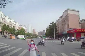 感恩让我们贴得更近！小女孩斑马线向让行车辆敬礼致谢图片