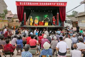 送戏下乡惠百姓文化扶贫暖人心图片