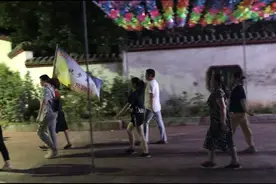 夜晚公园里，两人一排组队快走，大声播放动感音乐，南阳市民反映——莫让“健走队”变成“扰民队”图片