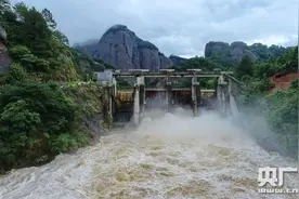 强降雨来袭 江西会昌水库泄洪腾库容图片