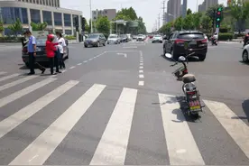 电动车左转与小汽车刮擦怎么判定责任？交警告诉你图片