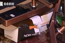 带锁匠把别人家门开了 走时还做了这些奇怪举动图片