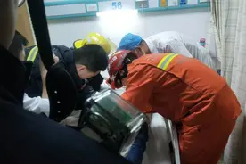 尬了！男子急急匆匆上厕所，不料拉链“咬人”了……图片