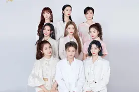 女团THE9官博晒9人合照 成员穿浅色服装淡雅清新图片