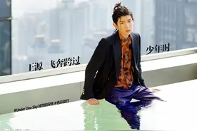 王源复古小辫造型登封 潮酷少年穿行重庆大街小巷图片