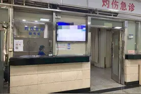 脚底烂穿性命堪忧，为救他，医生使出“绣花功”图片