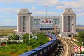 中国最大陆路口岸站运送“中国制造”汽车突破200列图片