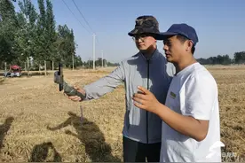雷沃3160名服务人员保障夏收 田间地头搞起直播维修图片