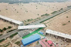 京沪铁路上方，山东最重最长T型钢构转体桥成功转体图片