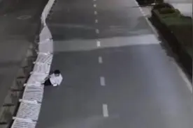 男子跨栏过马路，50米护栏变多米诺骨牌视频封面