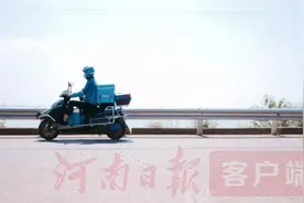 郑州小吃店主兼职外卖小哥月入万元 疫情影响之下，灵活就业或是好选择图片