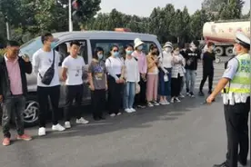 超员车拉了一车赴考驾照学员，交警怒批“白学了”图片