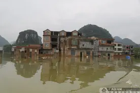 罗城：多村遭洪水围困 武警转移群众运送救灾物资图片
