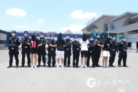 骗子团伙冒充香港人新加坡人 专挑年轻时尚女性搭讪诈骗图片
